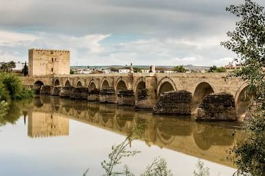 Puente Romano sobre el Guadalquivir, Córdoba, generada por IA